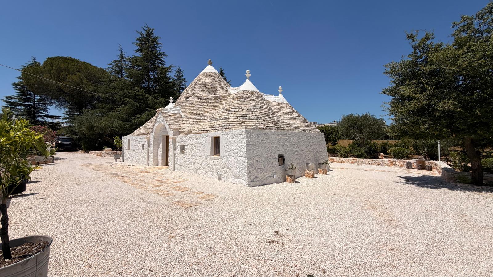 Trulli Comunicanti, Restaurati con Antico Camino, Ulivi Secolari.